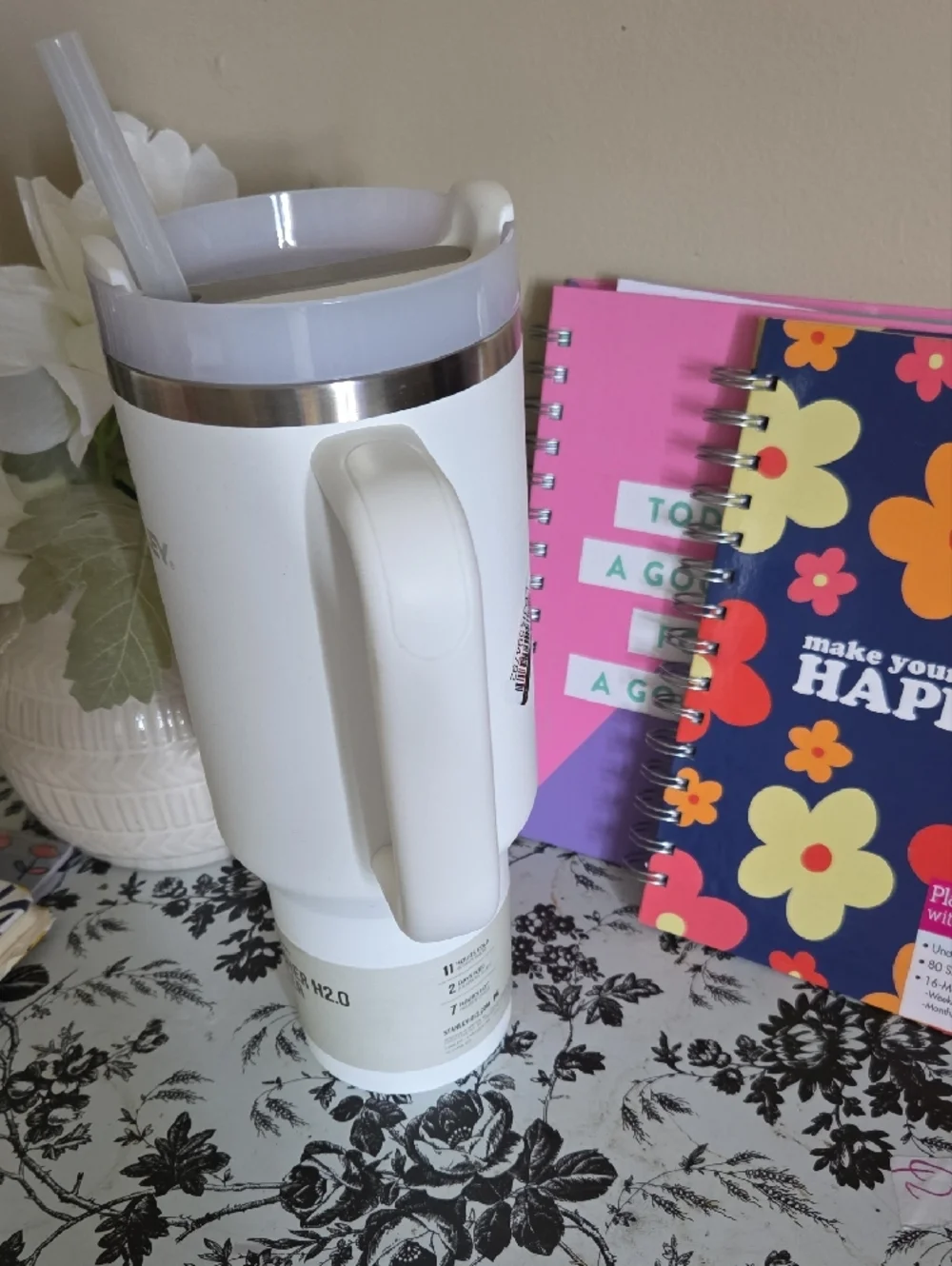 Stanley White Quencher Tumbler with Handle and Straw. - Picture 3 of 4